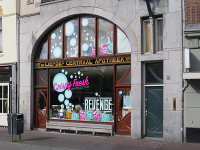 833697 Gezicht op de winkelpui van de kledingwinkel Revenge (Voorstraat 6) te Utrecht, met boven de etalageruit de ...